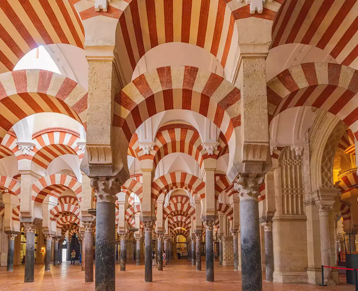Bosque de columnas y arcos bicolores de la Mezquita-Catedral
