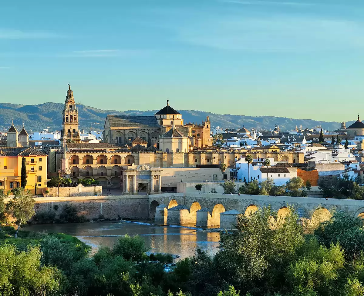 Vista panorámica de la Mezquita y el Puente Romano
