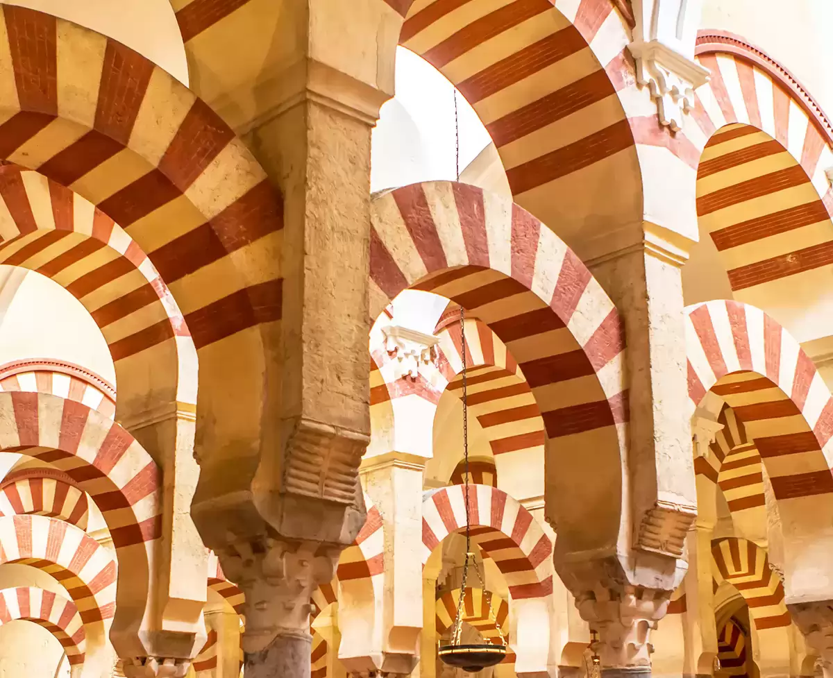 Arcos bicolores y lámpara de la Mezquita